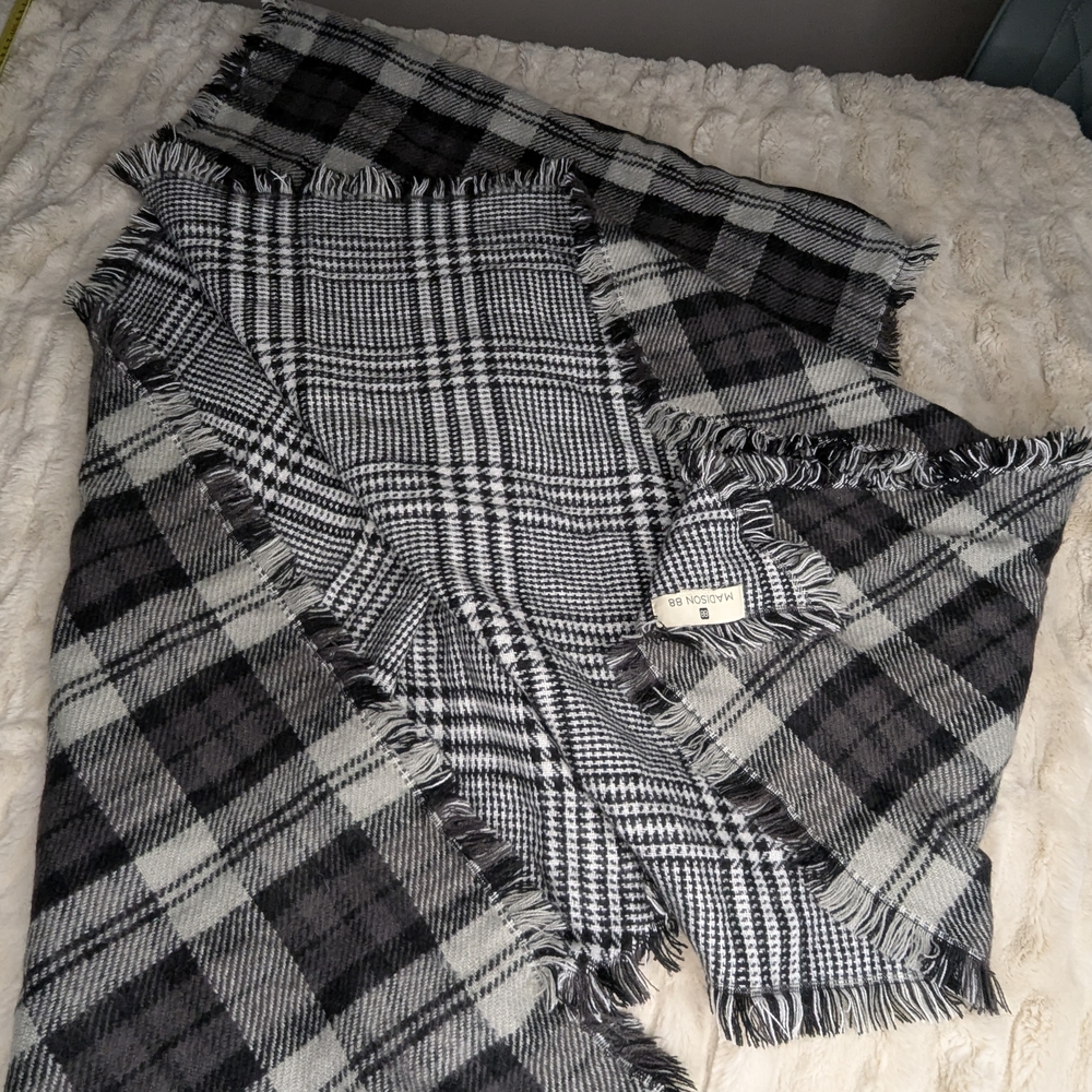 ARITZIA Plaid Fringe Blanket Scarf